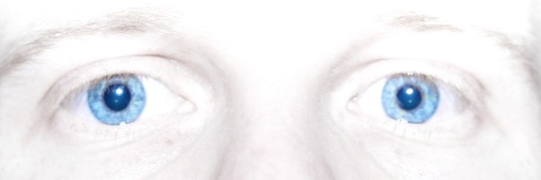 Ett par klarblå ögon som stirrar på dig