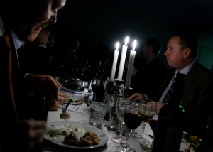 Middagsbjudning med levande ljus på bordet