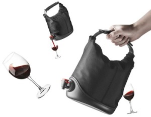 Vinglas och en väska för bag-in-box-vin