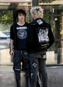 Två unga punkare