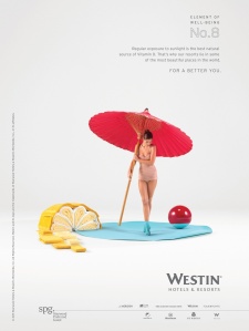 Annons från Westin med en kvinna under ett parasoll